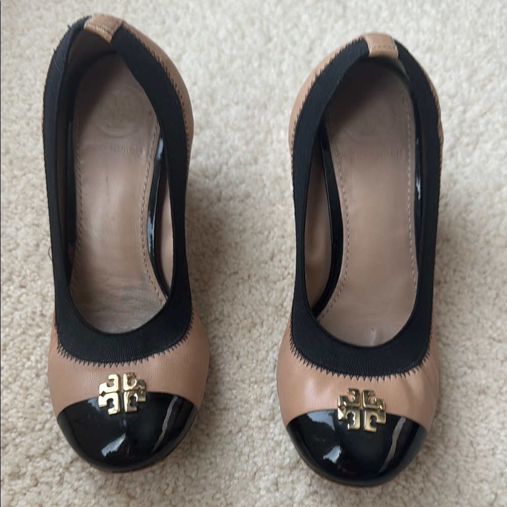 Tory Burch Women's Tan and Black Cap-Toe Flats